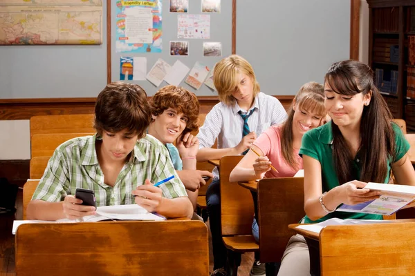 Gruppo Studenti Seduti Tavola Biblioteca — Foto Stock