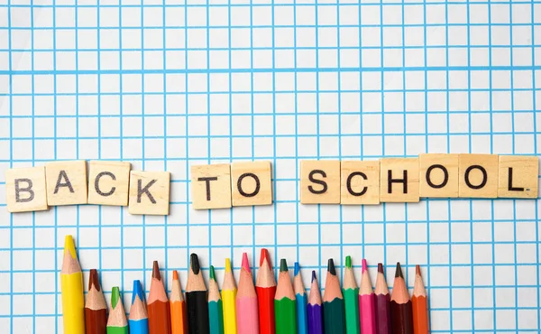 Inscrição Cartas Madeira Volta Escola Lápis Multicoloridos Fundo Folha Branco — Fotografia de Stock