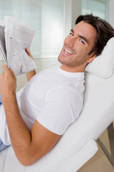Mladý Muž Čtení Novin Obývacím Pokoji — Stock fotografie