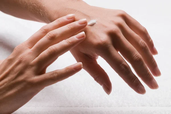 Vrouw Handen Met Een Witte Manicure Een Lichte Achtergrond — Stockfoto