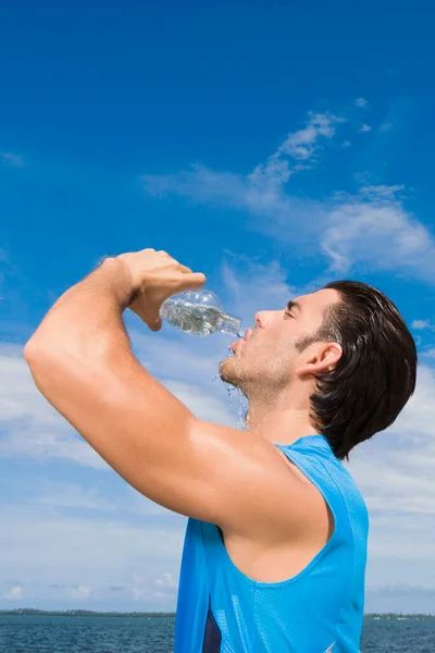 Pria Dengan Botol Air Pantai — Stok Foto