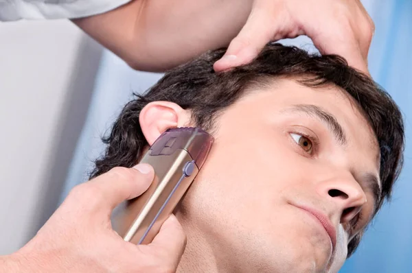 Muž Česání Vlasy Hřebenem Salonu — Stock fotografie
