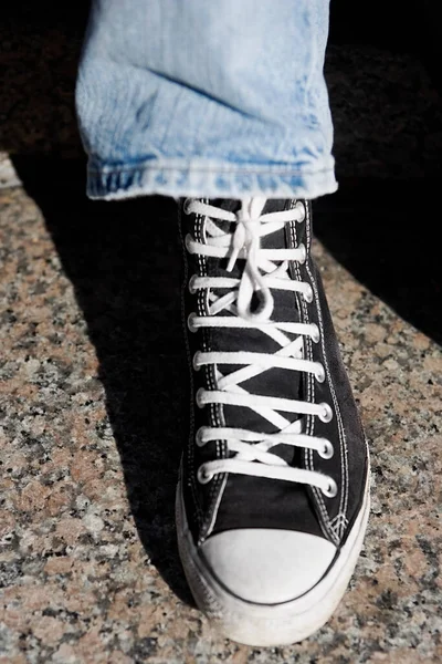 Primer Plano Par Zapatos Mujer Joven Sobre Fondo Negro — Foto de Stock