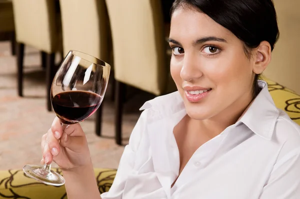 Retrato Una Hermosa Joven Con Vino Tinto Copa Champán — Foto de Stock