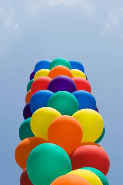 蓝色底色彩艳丽的气球 — 图库照片