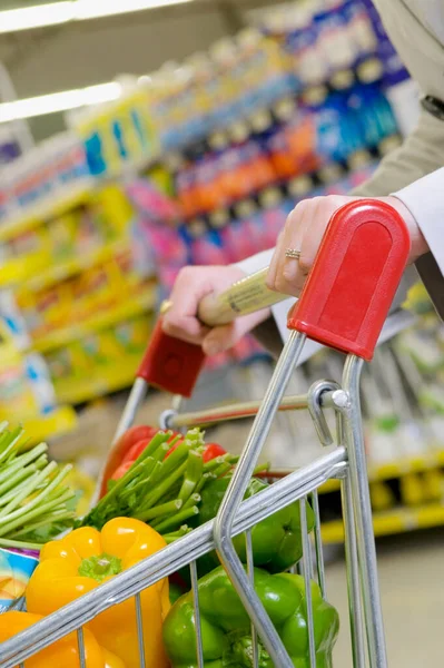 Frau Kauft Einkaufswagen Mit Gemüse Supermarkt — Stockfoto
