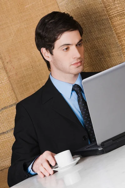 Бизнесмен Работающий Над Ноутбуком Офисе — стоковое фото