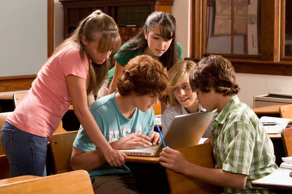 Grupo Estudiantes Que Estudian Biblioteca —  Fotos de Stock