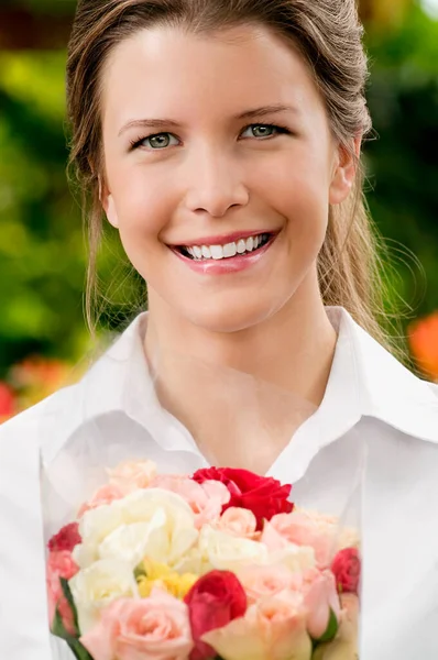 Retrato Una Hermosa Joven Con Flores — Foto de Stock