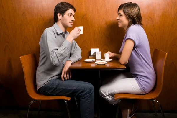 若いカップルのテーブルに座って コーヒーを飲みながら — ストック写真