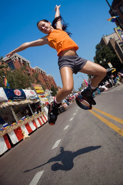 Jovem Mulher Pulando Rua — Fotografia de Stock