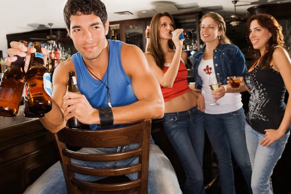 Group Friends Drinking Beer Bar — Stock Photo, Image