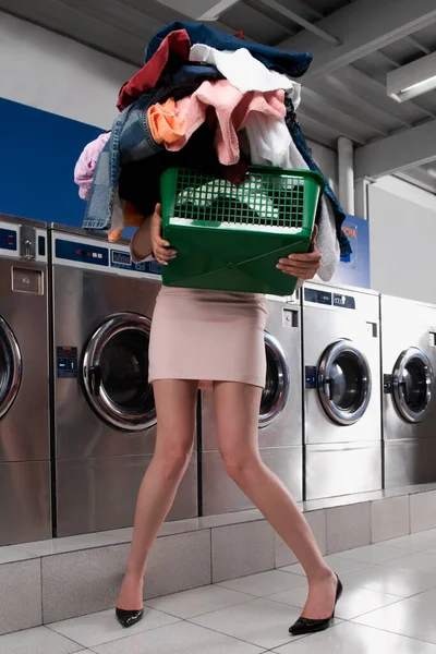 Jovem Mulher Com Lavandaria Máquina Lavar Roupa Cozinha — Fotografia de Stock