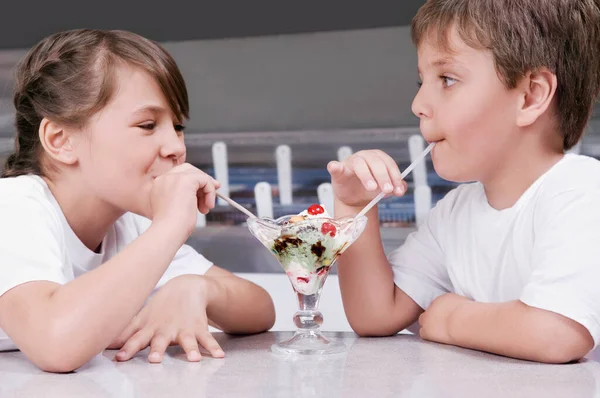 Two Girls Eating Ice Cream Drinking Chocolate — Stock Photo, Image