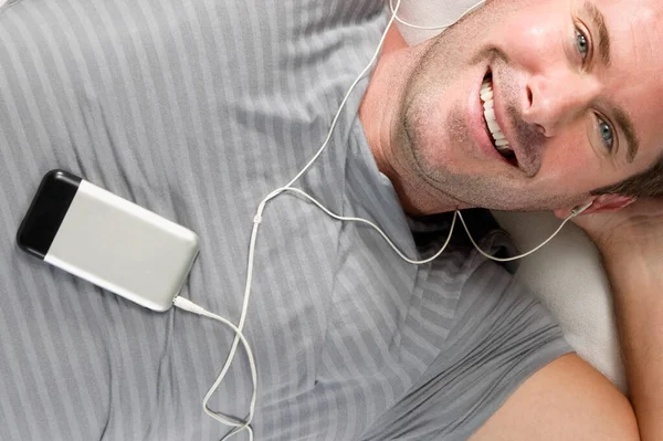 Joven Escuchando Música Con Auriculares — Foto de Stock