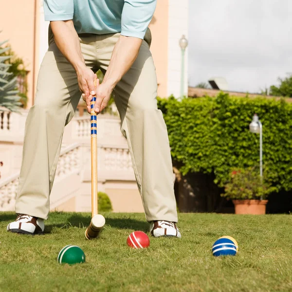 Przycięte Ujęcie Starszej Kobiety Kładącej Piłkę Golfową Zielonej Trawie — Zdjęcie stockowe