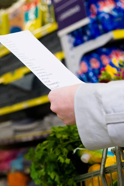 Mann Wählt Supermarkt Eine Kreditkarte — Stockfoto