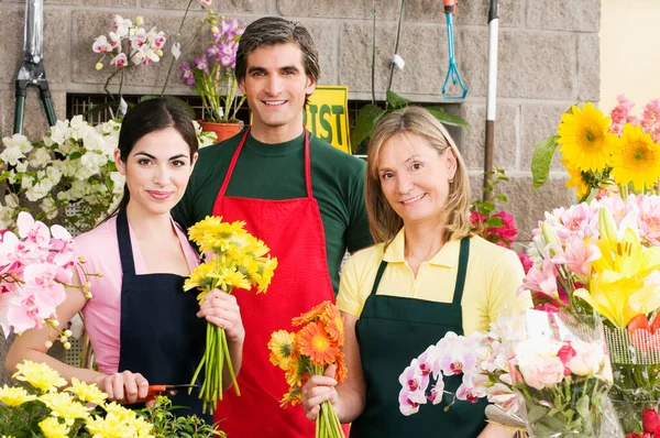 Mooi Jong Stel Met Bloemen Bloemenwinkel Stockafbeelding