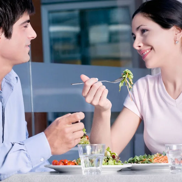 Jovem Casal Comer Salada Restaurante Fotografias De Stock Royalty-Free