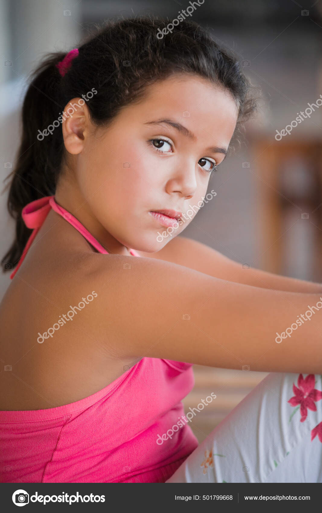 Retrato Da Menina Bonita 15 Anos Foto de Stock - Imagem de cabelo, vila:  78012534