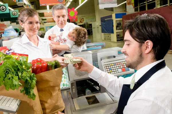 Jovem Casal Compra Comida Supermercado — Fotografia de Stock