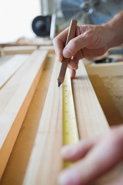 Tischler Arbeitet Mit Holzmöbeln — Stockfoto