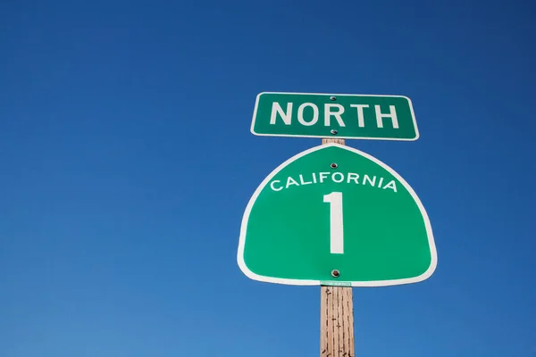 Straßenschild Mit Blauem Himmel — Stockfoto