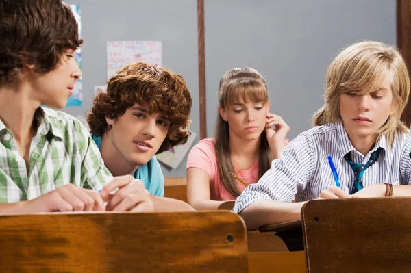 Sınıftaki Masada Oturan Bir Grup Öğrenci — Stok fotoğraf