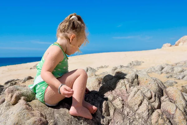 Niña Sentada Playa Con Bebé — Foto de Stock