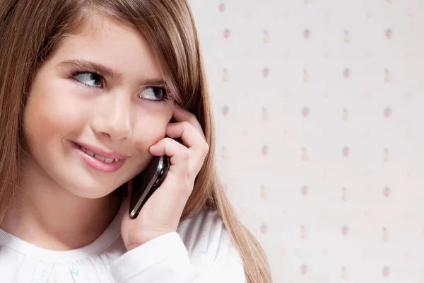 Retrato Uma Menina Bonita Falando Telefone — Fotografia de Stock