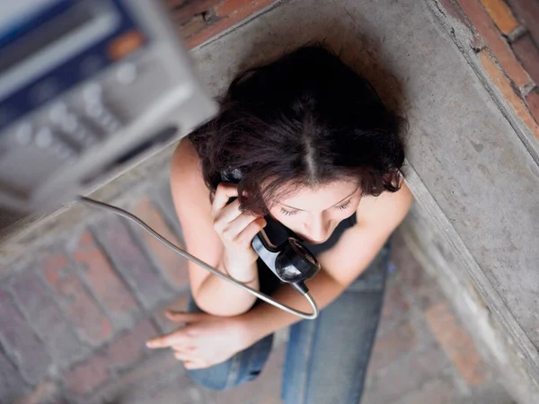 Mujer Joven Con Auriculares Escuchando Música — Foto de Stock