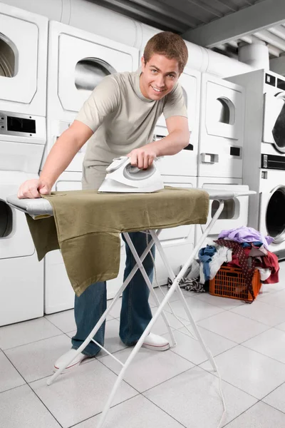 Mutfakta Çamaşır Çamaşır Makinesi Olan Adam — Stok fotoğraf