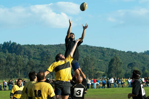 Fußballer Beim Fußballspielen Auf Dem Spielfeld — Stockfoto