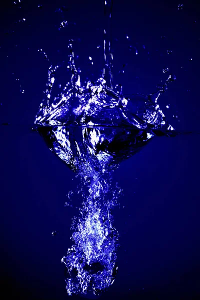 Water Spatten Een Zwarte Achtergrond — Stockfoto
