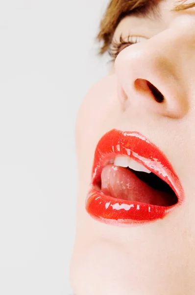 Nahaufnahme Einer Schönen Jungen Frau Mit Roten Lippen Und Lippenstift — Stockfoto