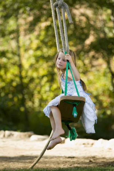 Kleines Mädchen Einer Hängematte Auf Einer Schaukel — Stockfoto
