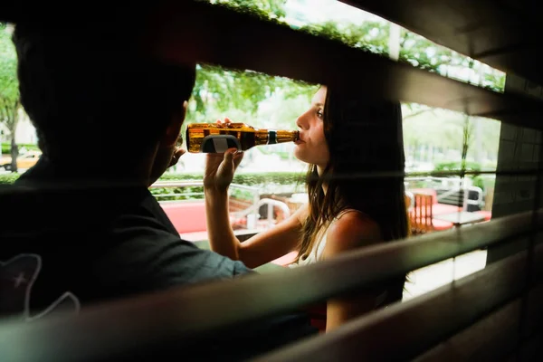 Perfil Lateral Uma Jovem Mulher Bebendo Cerveja Com Jovem Sentado — Fotografia de Stock