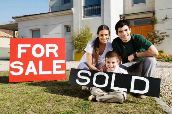 Glückliche Familie Mit Hausverkaufsschild — Stockfoto