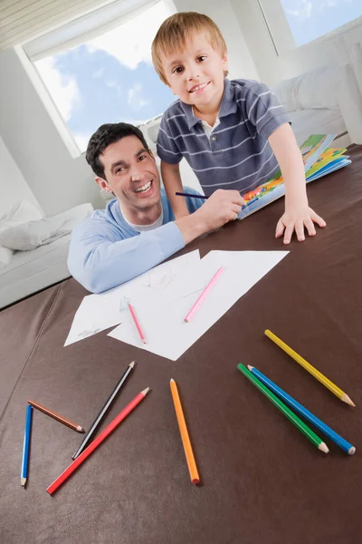 Pai Filho Desenho Com Lápis Casa — Fotografia de Stock