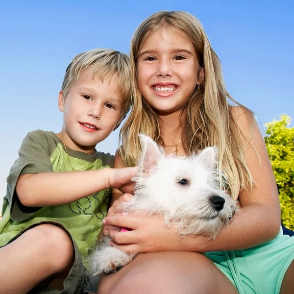 彼女の犬とかわいい女の子の肖像画 — ストック写真