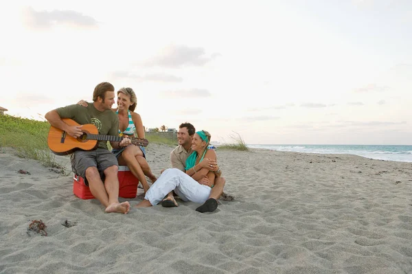 해변에서 기타를 — 스톡 사진