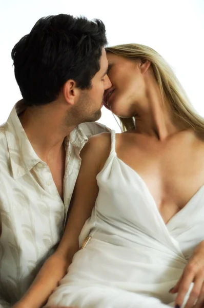 Pasangan Muda Jatuh Cinta Berciuman Dan Saling Memandang — Stok Foto