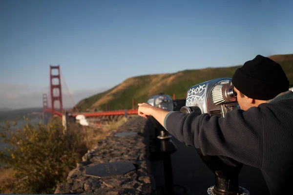 Tourist Looking Bridge Coin_Operated Binoculars Golden Gate Bridge San Francisco — Stock Photo, Image