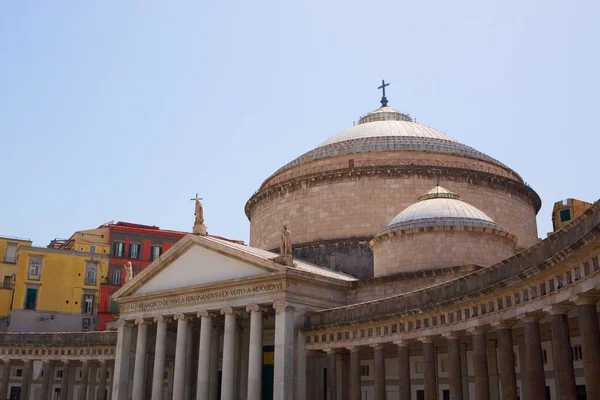 意大利坎帕尼亚那不勒斯 Basilica San Francesco Paola教堂低角度视图 — 图库照片