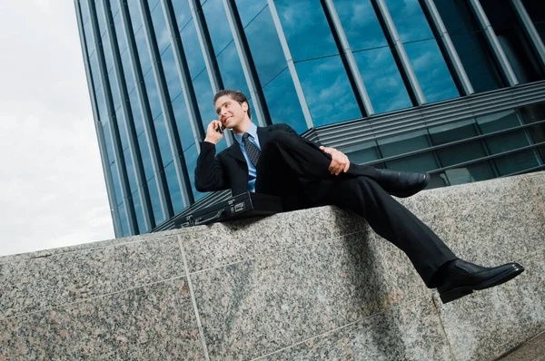 Jeune Femme Affaires Assise Dans Les Escaliers Parlant Sur Téléphone — Photo