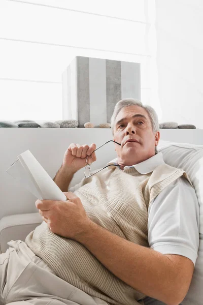 Homem Sênior Usando Tablet Digital Enquanto Sentado Cama — Fotografia de Stock