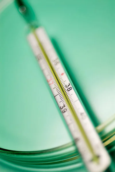 Hőmérő Zöld Háttérrel — Stock Fotó