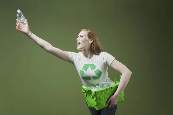 Junge Frau Hält Wertstofftonne Mit Recyclingschild — Stockfoto