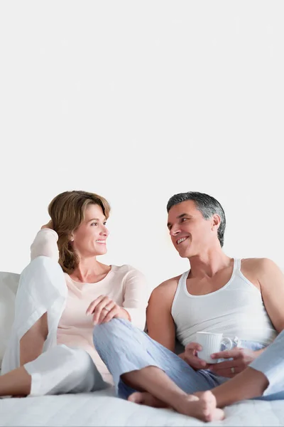 Pareja Bebiendo Sonriendo Casa —  Fotos de Stock