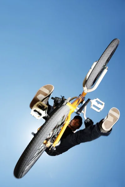 Homem Com Snowboard Fundo Céu Azul — Fotografia de Stock